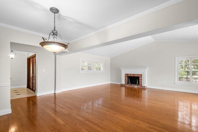 Building Photo - 222 Fairway W