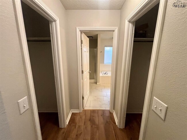 Building Photo - 5207 Northview Dr