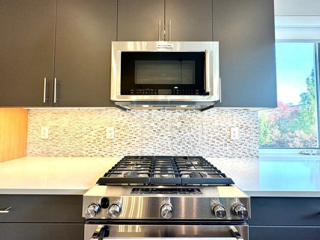 Building Photo - 2Bd/2.5Ba Kirkland Townhouse