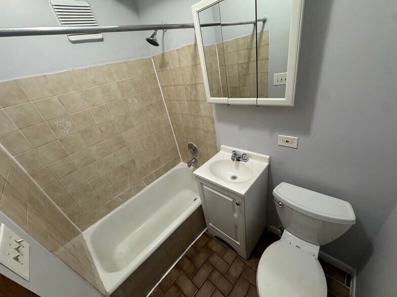 Building Photo - 4642 N Malden St