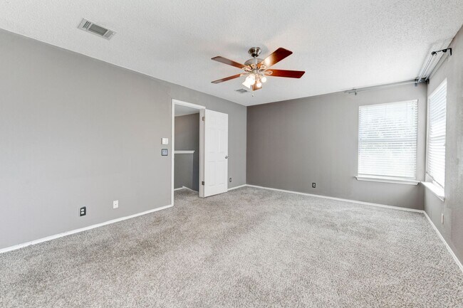 Building Photo - Spacious and Updated Home in Prime Location