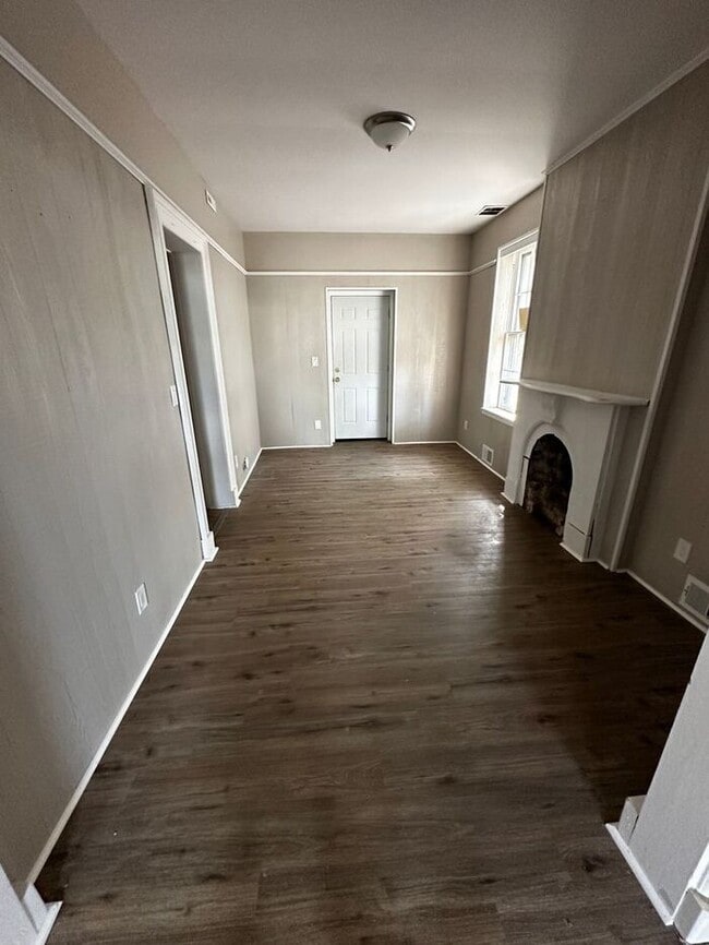 Building Photo - 3 Bedroom | 2 Bathroom | $1,400