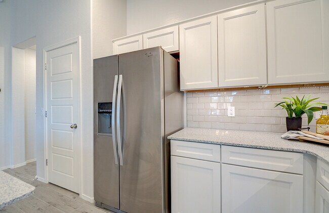Building Photo - 1736 E Fontana Dr