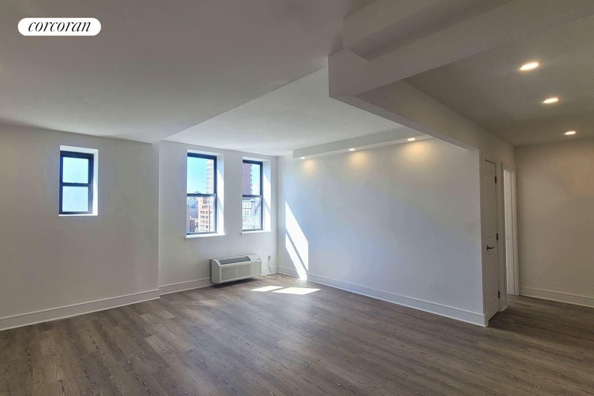 Building Photo - 45 W 81st St