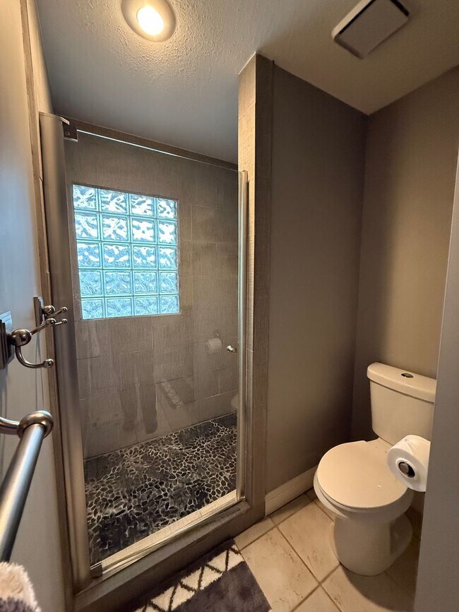 Building Photo - Partially Furnished Townhome 3-Bed, 3.5-Bath in Overland Park – Stunning with Modern Updates & Co...