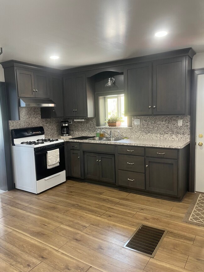 Building Photo - 310 S Butler St