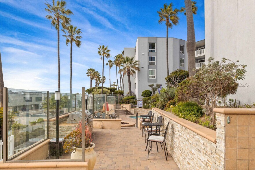 Building Photo - 650 The Village