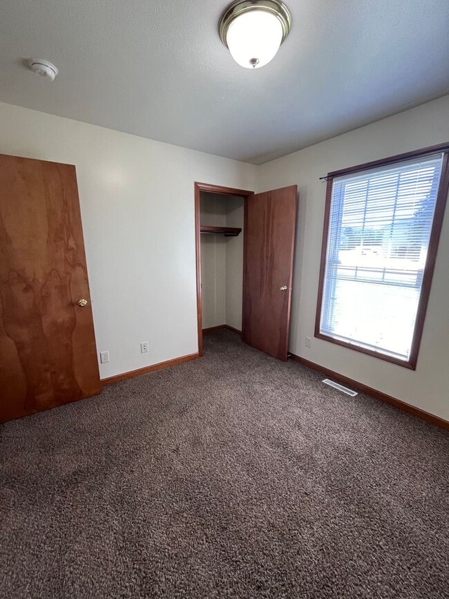 Building Photo - 3-Bedroom Duplex Available in Goshen