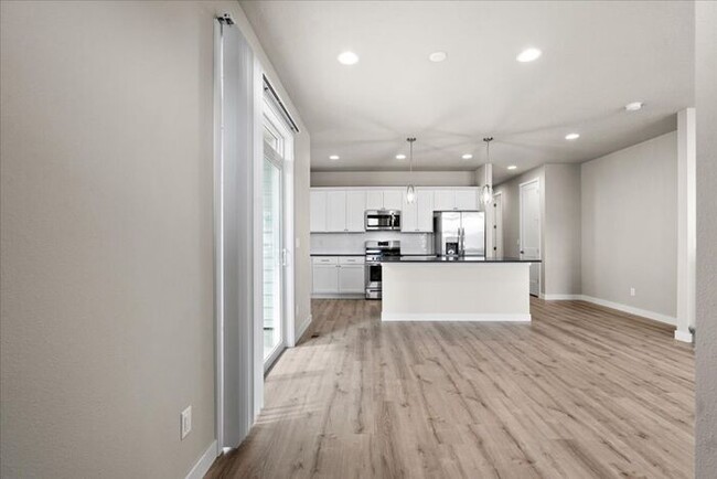 Building Photo - Brand new 5 bedroom, 3 bedroom single fami...