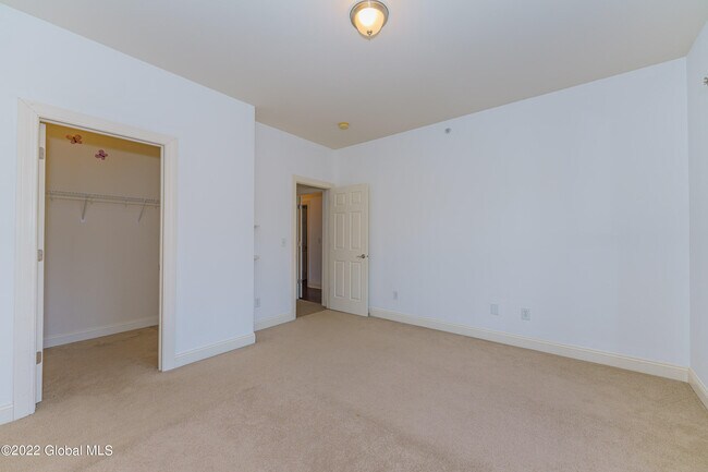 Building Photo - 502 Valley Pointe Dr