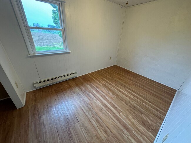 Building Photo - 2 Bedroom Townhome