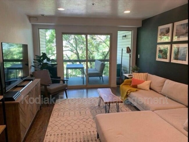 Primary Photo - 1044 E 400 S