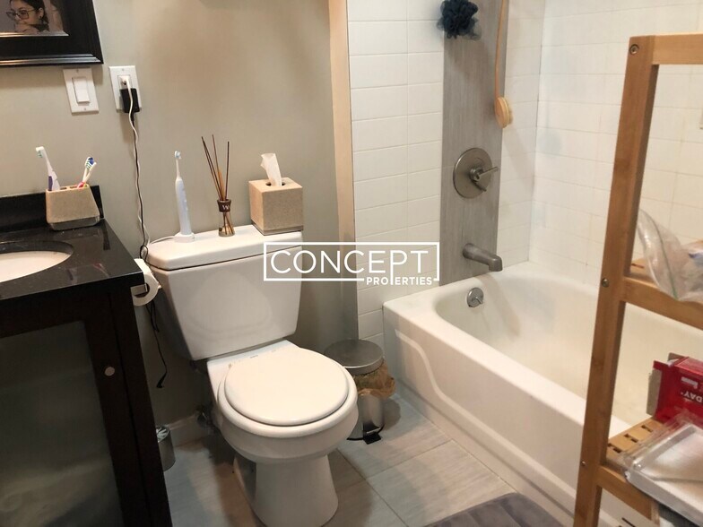 Building Photo - 17 Bow St