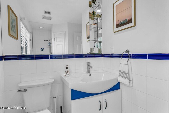 Building Photo - 6 Cook St