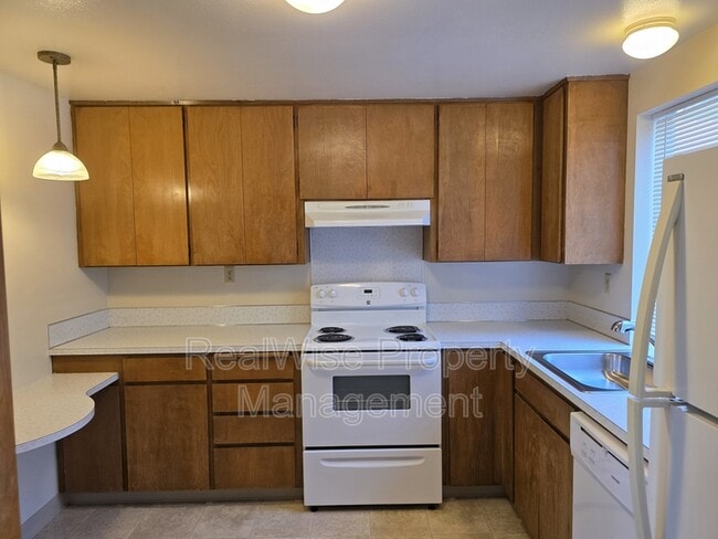 Building Photo - 2022 E 6th St