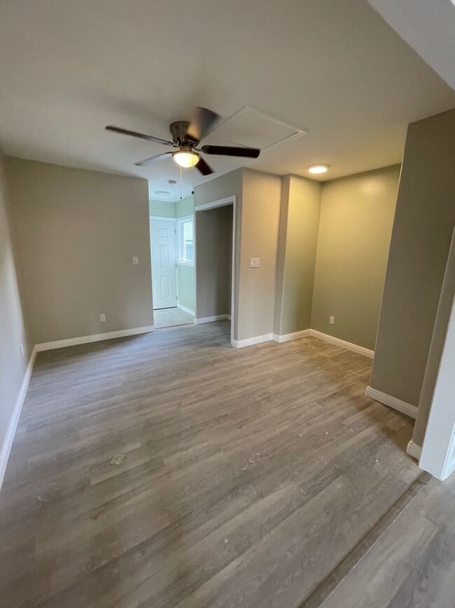 Building Photo - 3 bedrooms, 4 baths and attached Studio in...