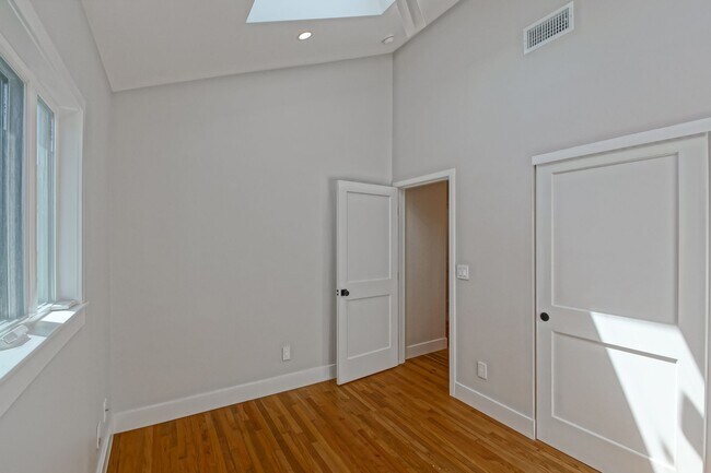Building Photo - Completely Remodeled, Bright & Airy 3BR2BA...
