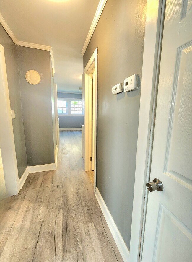 hallway facing entry way to kitchen - 321 Stonewall Ave S