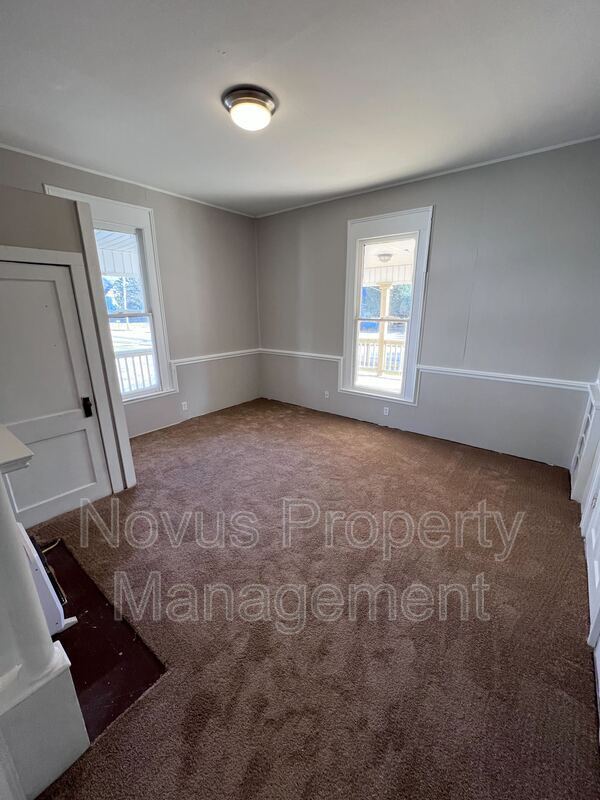 Building Photo - 302 Cedar St