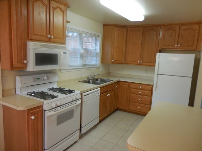 Building Photo - Concord Cove Apartments - 1122-11D
