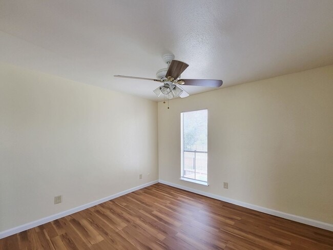 Building Photo - This stunning single-story upstairs unit o...