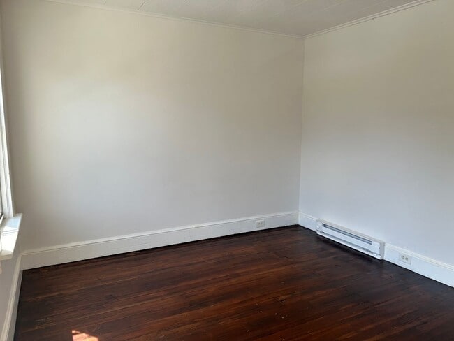 Building Photo - 3 Bedroom 1 Bath Home with Fenced Backyard