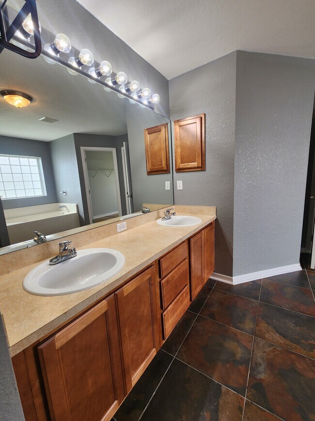 Building Photo - 505 Buckshot Ln