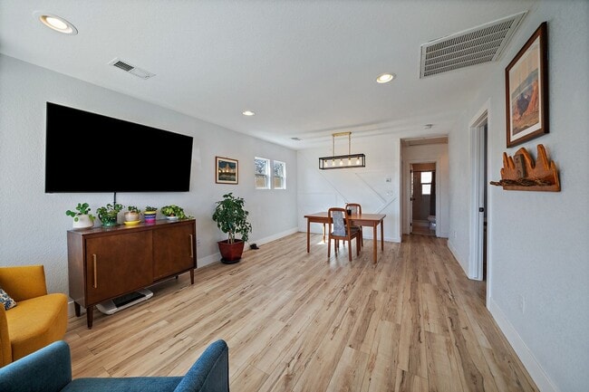 Building Photo - Charming 3 Bedroom Home Near Sloan's Lake