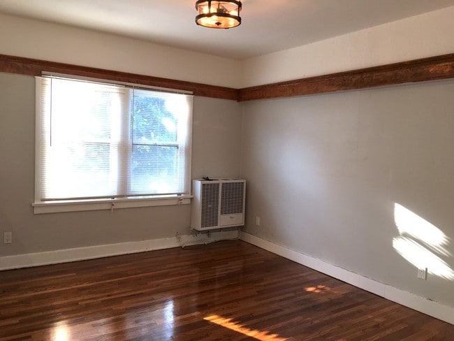Living Room - 1428 E Florida St