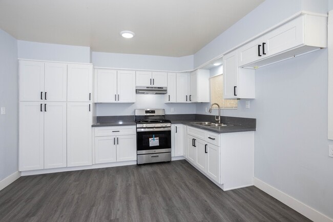 Building Photo - 331 San Emidio St