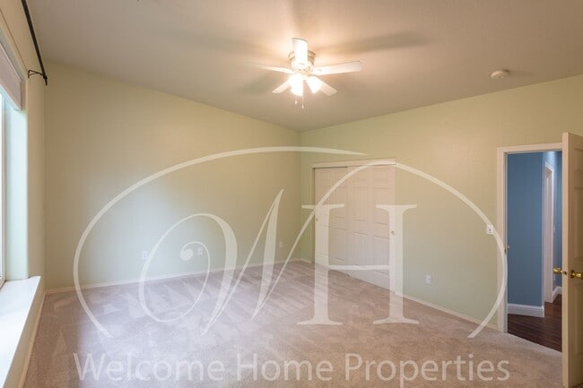 Building Photo - Beautiful 3 Bedroom Home With Fenced Backy...