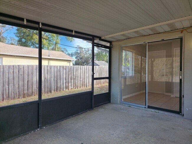 Building Photo - Freshly Updated 2/1 House with Garage in Deltona!
