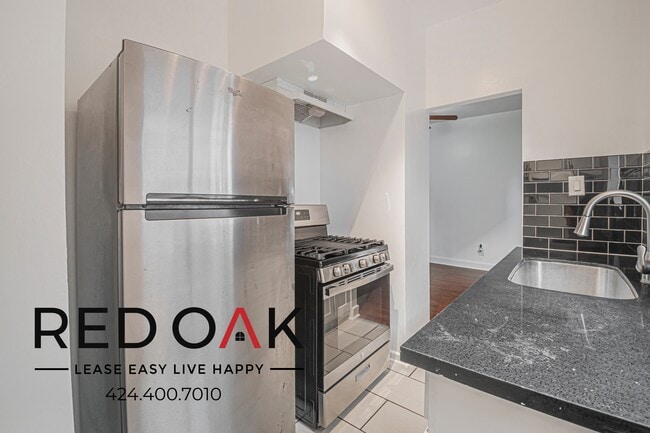 Building Photo - 250 Loma Dr