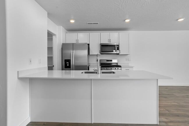 Building Photo - BRAND NEW! 3 Bedroom townhome in Long Valley!