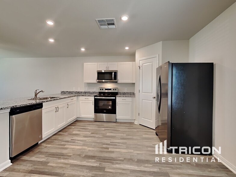 Building Photo - 10110 Cerritos dr
