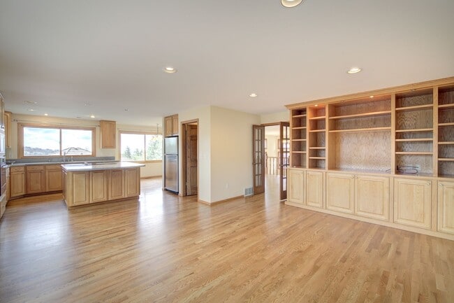 Building Photo - 5bd/3.5ba Bellevue House