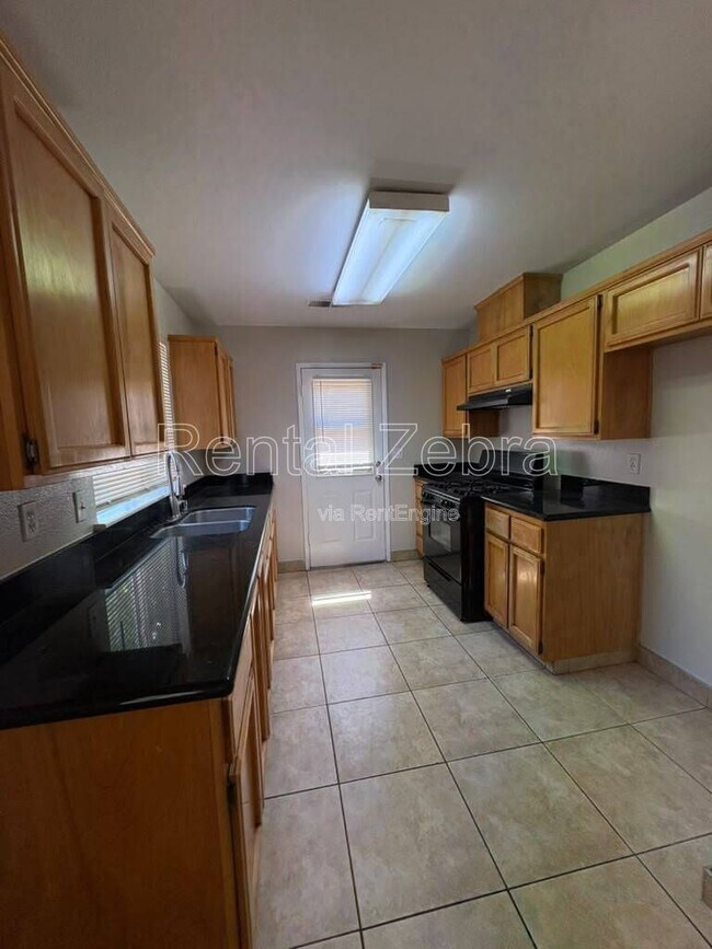 Building Photo - 2862 La Cresenta Ave