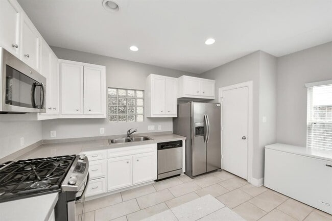 Building Photo - 3718 Main Poplar Dr