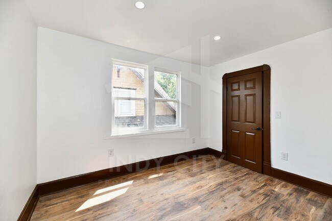 Building Photo - 3634 N Kenwood Ave