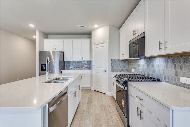 Building Photo - 800 Easthill Dr