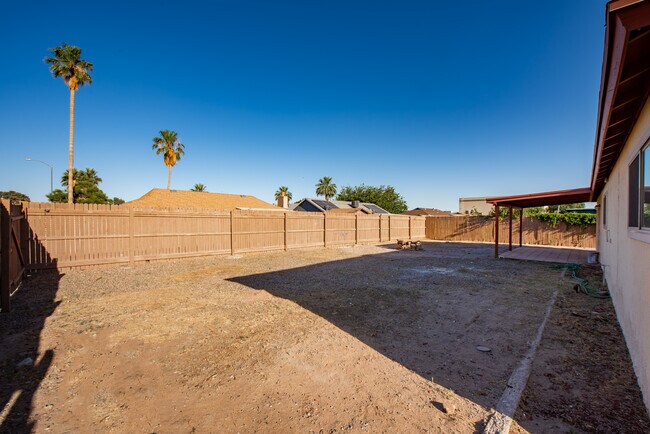 Building Photo - 2448 S Engler Ave