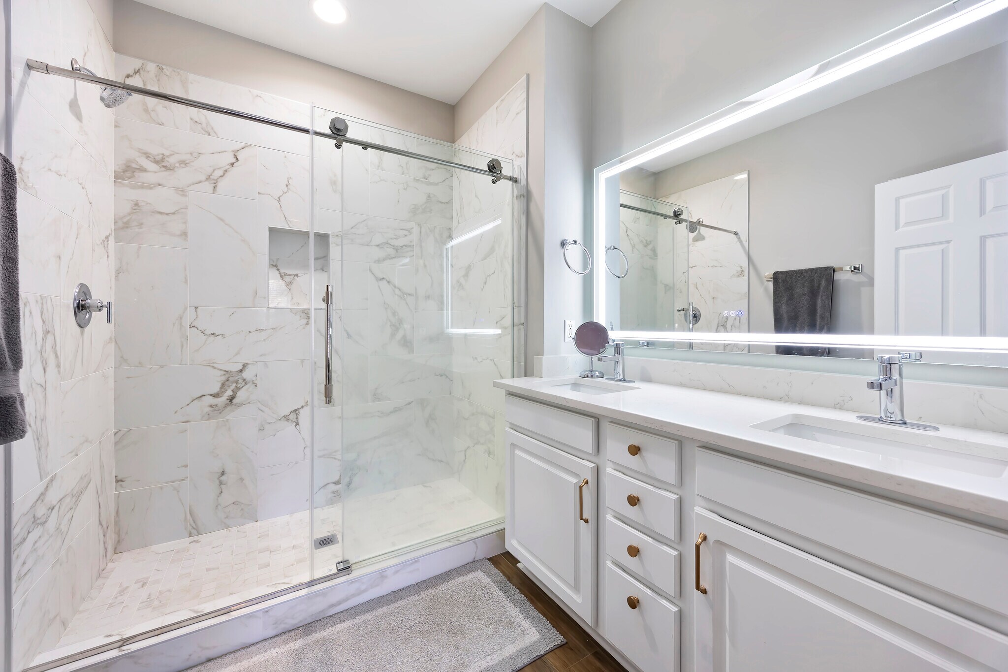 Master Bathroom with lighted mirror - 4 Jib Sail Ct