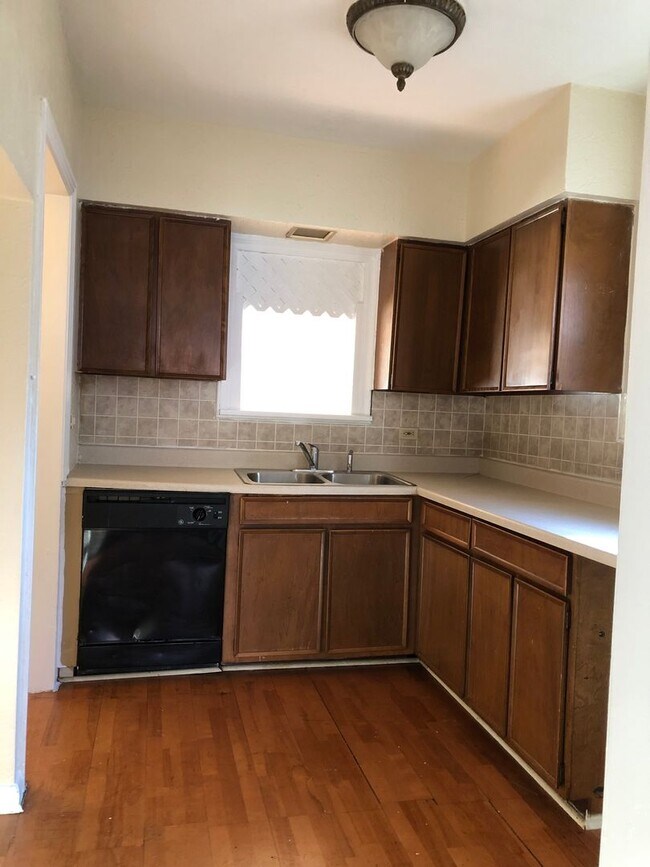 Building Photo - 2 bed Home for Rent with bonus room ....drive by and take a look