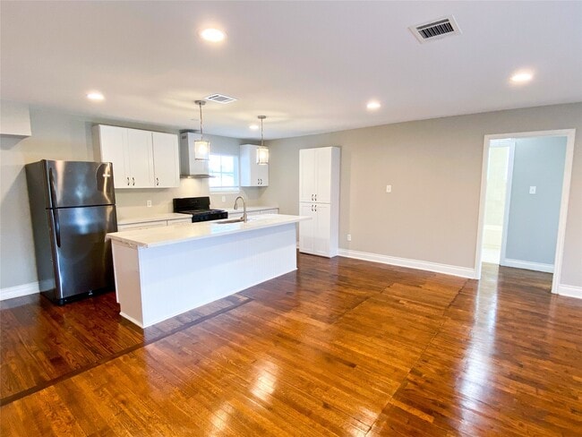 Building Photo - 1406 Mystic St