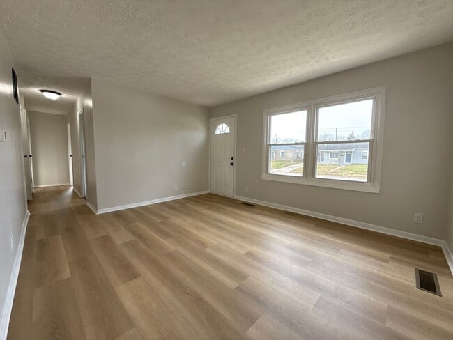 Building Photo - Beautifully Updated 3BR Home w/ Fenced Yard & 2-Car Garage