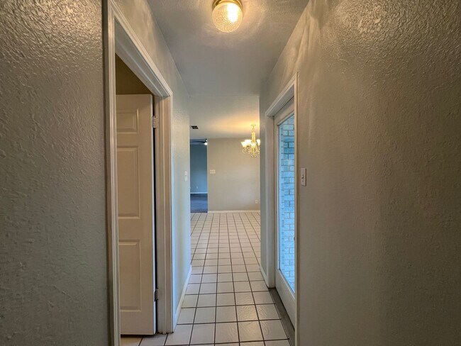 Building Photo - Awesome 4 bdrm/2.5 ba in La Brisas