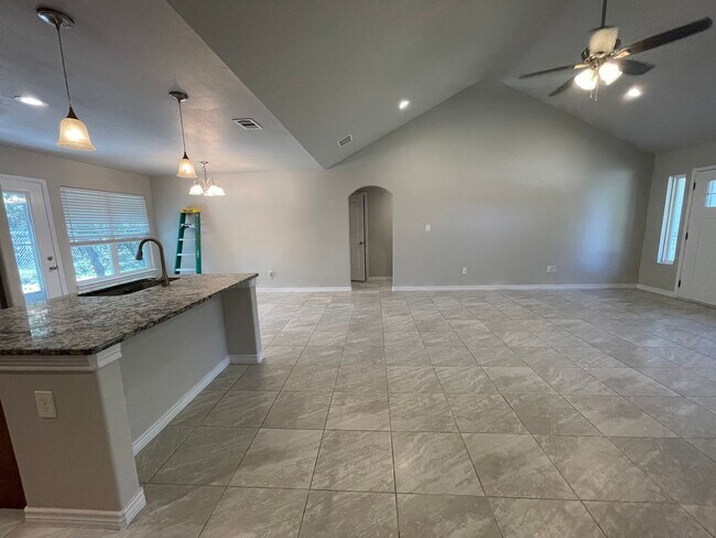 Building Photo - NEW ON MARKET