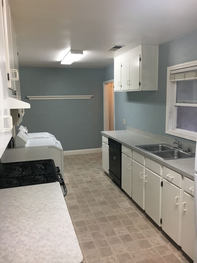 Building Photo - ROOMMATE CHANGE ONLY