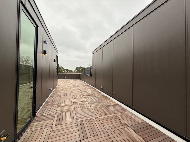 Building Photo - Luxurious New Construction 4BD, 2.5BA Raleigh Townhome with a Rooftop Terrace in a Prime Location...