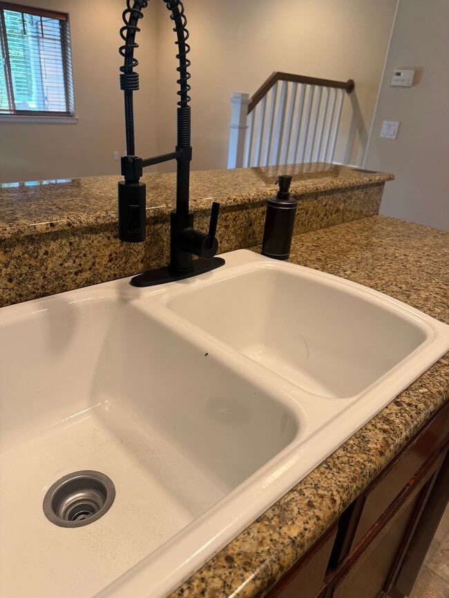 Building Photo - 2BED 2.5 BATH - TOWNHOME IN A QUIET NEIGHBORHOOD